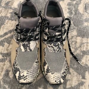 Steve Madden Women’s Cliff Sneakers Silver Snakeskin Size 9m